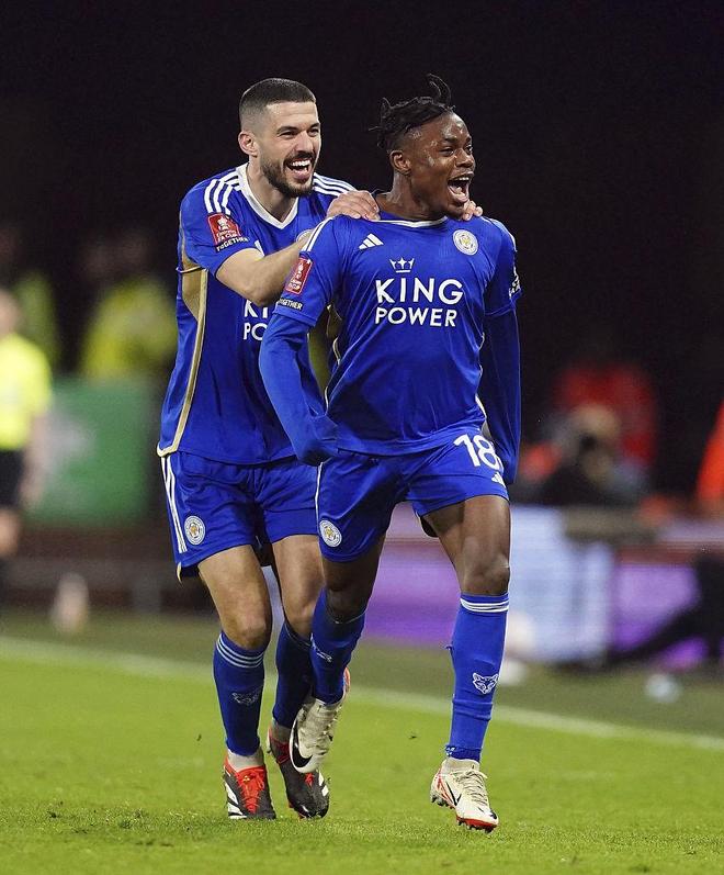 英格兰羽毛球队强势日本羽毛球队，辛杜制霸全场