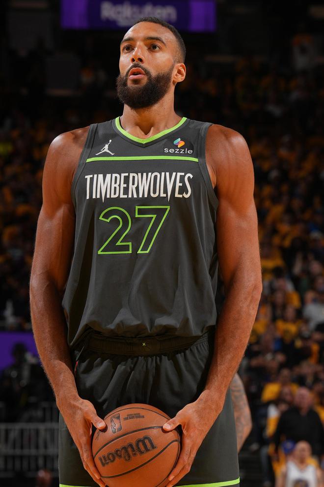 雷霆力克法国男篮，戈贝尔送出助攻