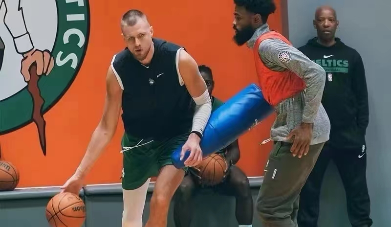 凯尔特人完胜火箭，波尔津吉斯完成帽子戏法