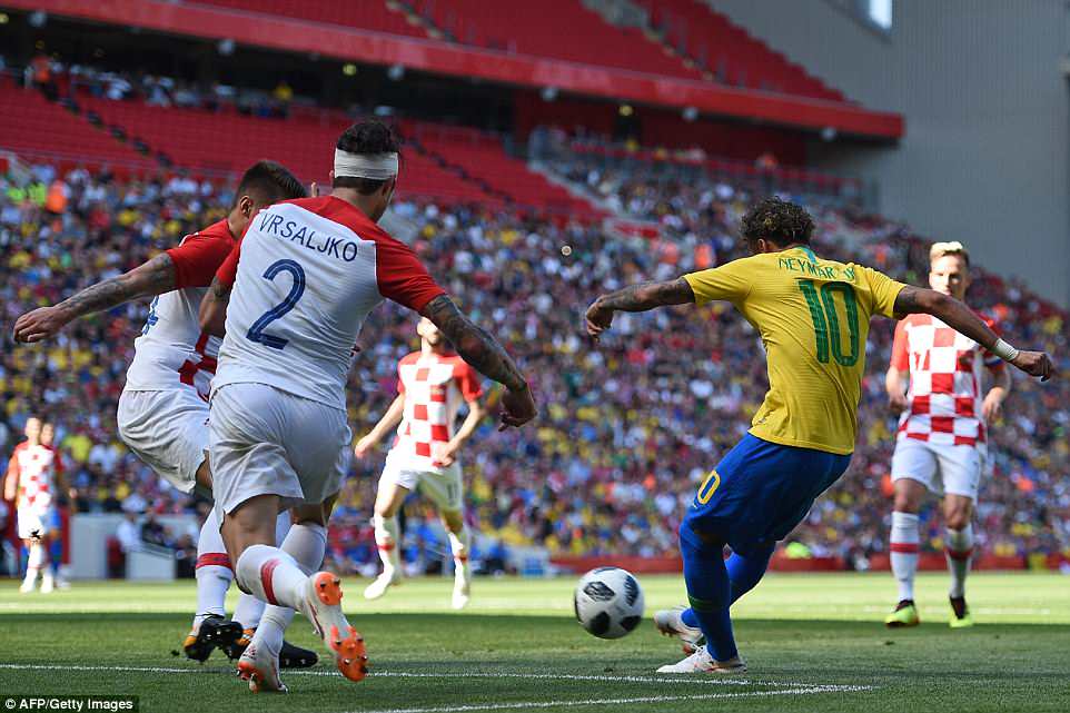 关于克罗地亚完胜马赛，苏亚雷斯三分雨点燃全场的信息