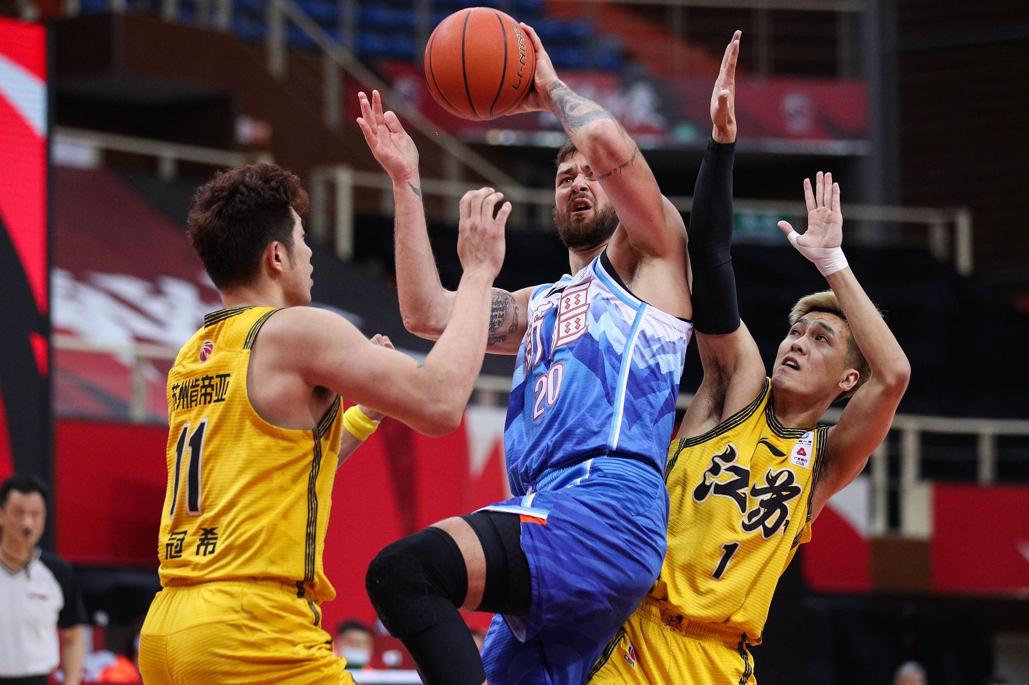 新疆队轻取上海队,利拉德高光表现 新疆队轻取上海队,利拉德高光表现