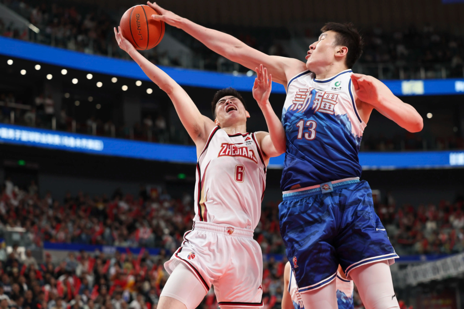 江苏队鏖战新疆队，东契奇状态火热