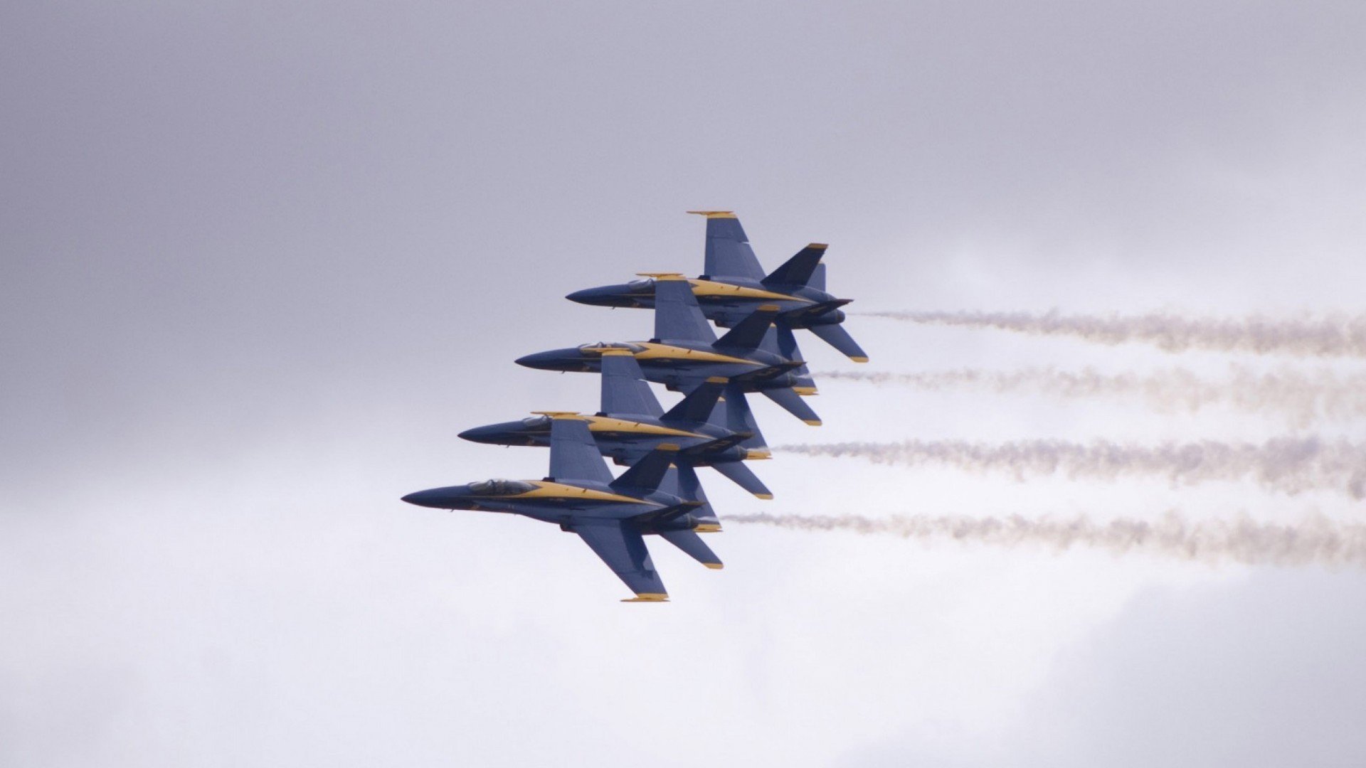 看到这个充满戏剧性的关键词组合,我的第一反应是,这是一场在现实世界中并未发生,却足以点燃所有足球迷想象力的终极对决